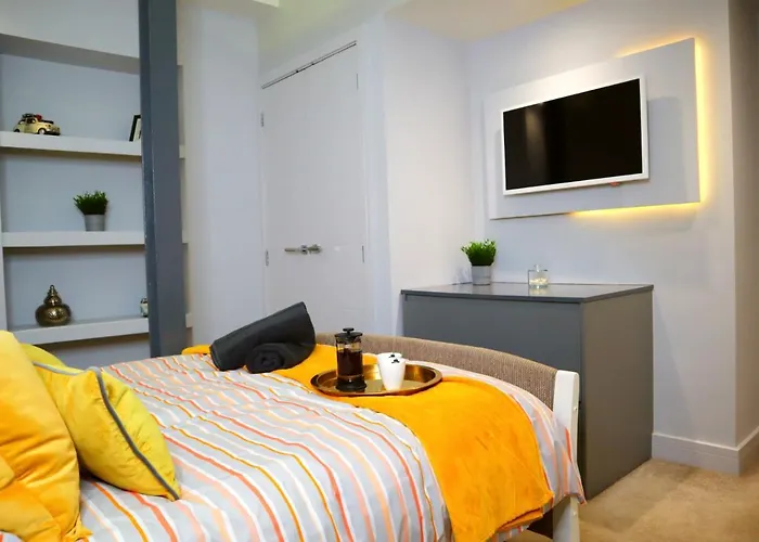 Urban Chic: Trendy 2-Bedroom with Smart Amenities