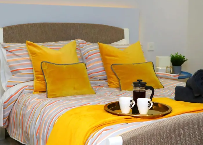 Urban Chic: Trendy 2-Bedroom with Smart Amenities