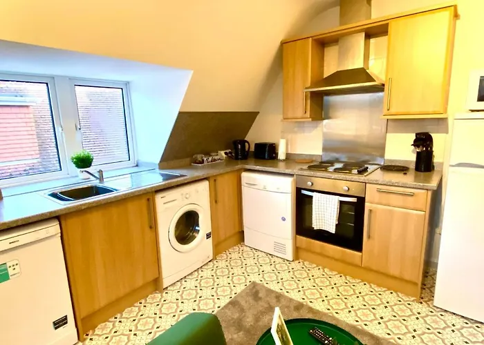 Stylish Beachside Haven: 2-Bedroom Apartment Near Bournemouth