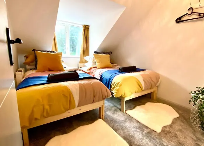 Stylish Beachside Haven: 2-Bedroom Apartment Near Bournemouth